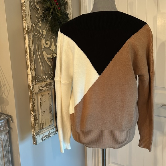 Tahari Sweater - Size Medium Colors of Black, Cream, Beige Excellent Condition - Picture 3 of 4